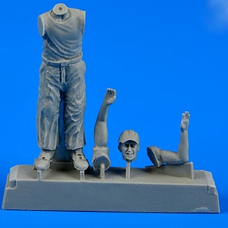 Aerobonus US Army Aircraft Mechanic #2 WWII Plastic Model Military Figure 1/48 Scale #480108