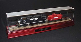 American-Plastics 18''Display Case w/Wd Base American-Plastics 18''Display Case w/Wd Base