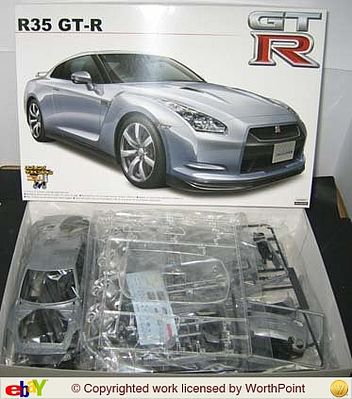 Aoshima Nissan R35 GT-R Standard Version 2-Door Sports Car Plastic Model Car Kit 1/24 Scale #41949
