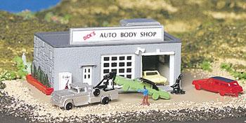 Bachmann Auto Body Shop w/Figure B/U N Scale Model Railroad Building #45708