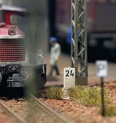 Busch Mileposts - pkg(40) HO Scale Model Railroad Trackside Accessory #1489