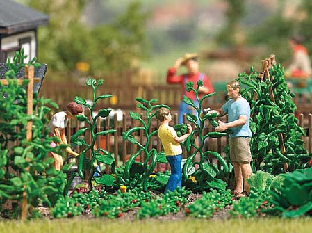 Busch Cucumber Harvest - Action Set 2 Figures, 3 Cucumber Plants, Watering Can
