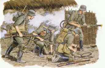DML GERMAN STURMPIONIER KURSK Plastic Model Military Figure 1/35 Scale #6024