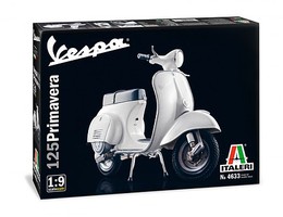 Italeri Vespa 125 Primavera Scooter Plastic Model Motorcycle Kit 1/9 Scale #554633