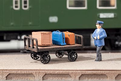 Monroe Models HO Scale Trains 2305 Modern Luggage Set Model Railroad Scenery 