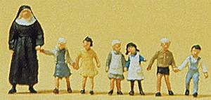 Preiser Nun with Children Model Railroad Figures N Scale #79127