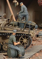 Royal-Model 1/35 WWII German Refueling Tank Crew (2) (Resin) Royal-Model 1/35 WWII German Refueling Tank Crew (2) (Resin)