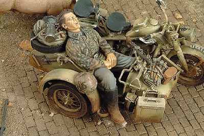 Royal-Model WWII Waffen SS Grenadier Sleeping (Resin) Plastic Model Military Figure Kit 1/35 Scale #294