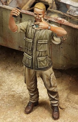 Royal-Model Soldier Taking Selfie Photo (Resin) Plastic Model Military Figure Kit 1/35 Scale #782