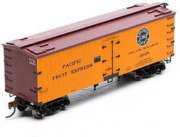 Roundhouse HO 36' Old Time Wood Reefer, PFE #4628 Roundhouse HO 36' Old Time Wood Reefer, PFE #4628