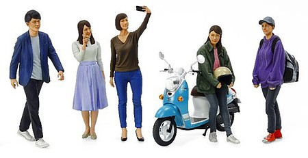 Tamiya Campus Friends Set II (5 figures & scooter) Plastic Model Celebrity Figure Kit 1/24 #24356