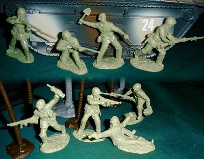 ToySoldiers WWII USMC Figure Playset (16) Plastic Model Military Figure 1/32 Scale #7