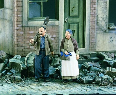 Verlinden Farmer & Wife Standing Europe WWII (2) Resin Model Military Figure Kit 1/35 Scale #1909