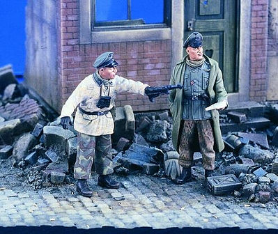 Verlinden WWII SS Officers with Weapons Resin Model Military Figure Kit 1/35 Scale #2018