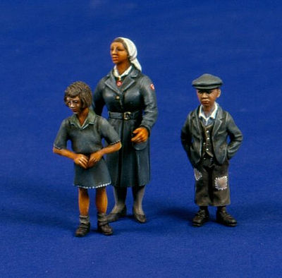 Verlinden Nurse & 2 Children WWII Resin Model Military Figure Kit 1/35 Scale #2512