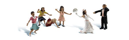 Woodland Wedding Bouquet Toss (Bride, Groom & 4 Women) HO Scale Model Rail #a1932