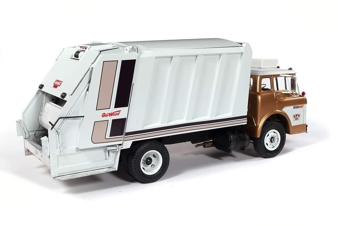 Ford C900 Gar Wood Load Packer Garbage Truck Plastic Model Truck Kit