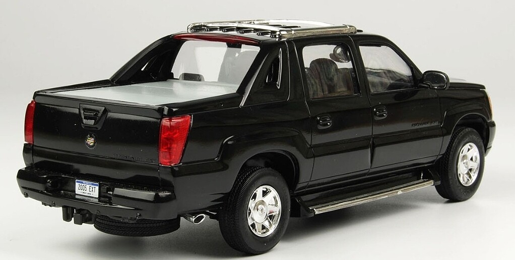 2005 Cadillac Escalade EXT Plastic Model Car Vehicle Kit 1 25