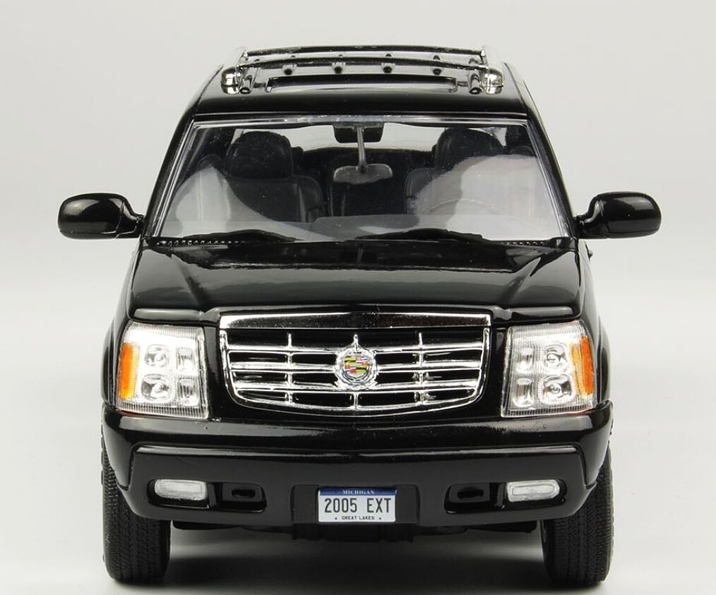 2005 Cadillac Escalade EXT Plastic Model Car Vehicle Kit 1 25