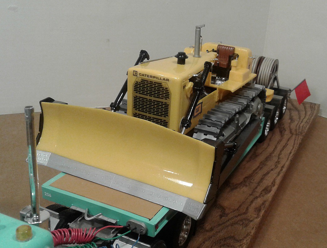 Gallery Pictures AMT Construction Bulldozer Plastic Model Tractor Kit 1/25 Scale 108606