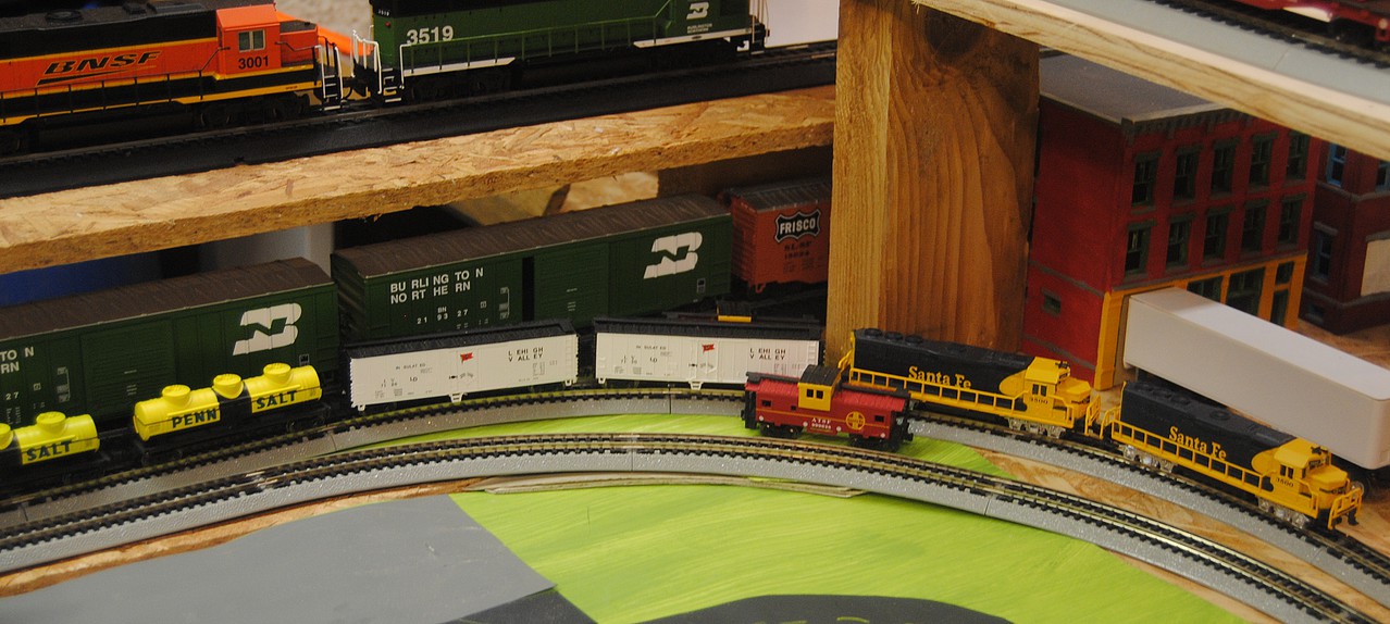 Thunder Valley Set -- N Scale Model Train Set -- #24013 pictures by hwy32orchard