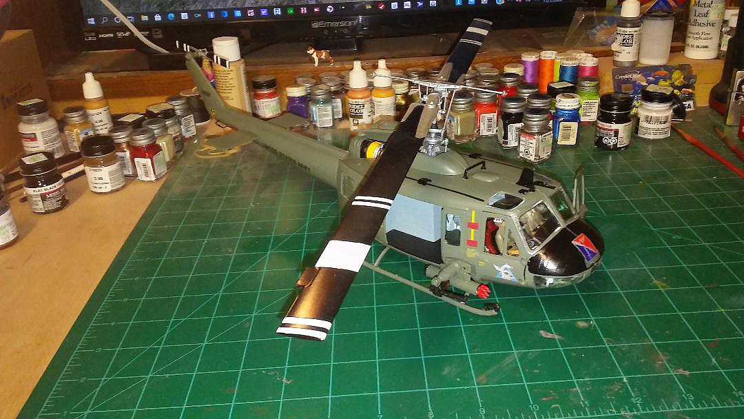 UH-1D Huey Gunship -- Plastic Model Helicopter Kit -- 1/32 Scale