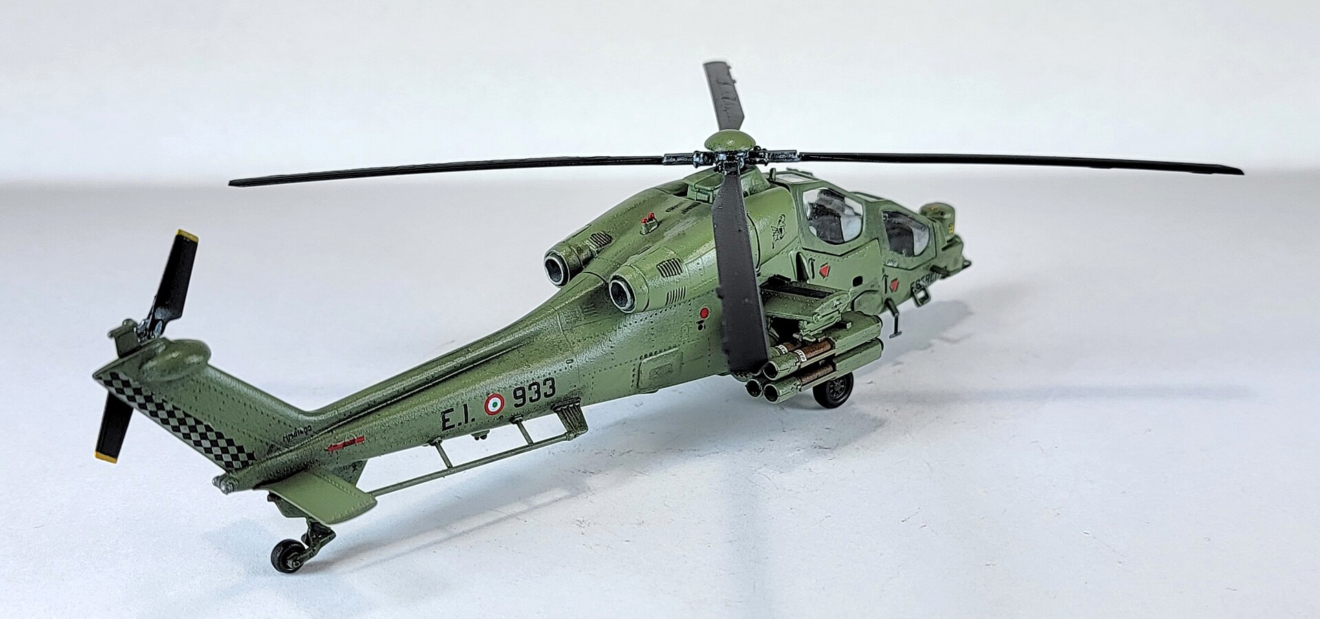 A129 Mangusta Plastic Model Helicopter Kit 1 72 Scale 550006