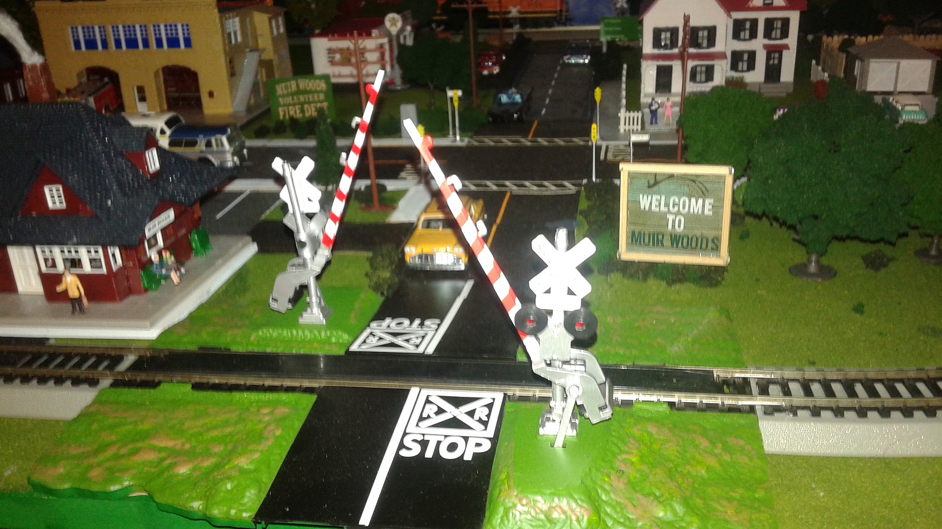 Dual Crossing Gate HO Scale Model Railroad Trackside Accessory