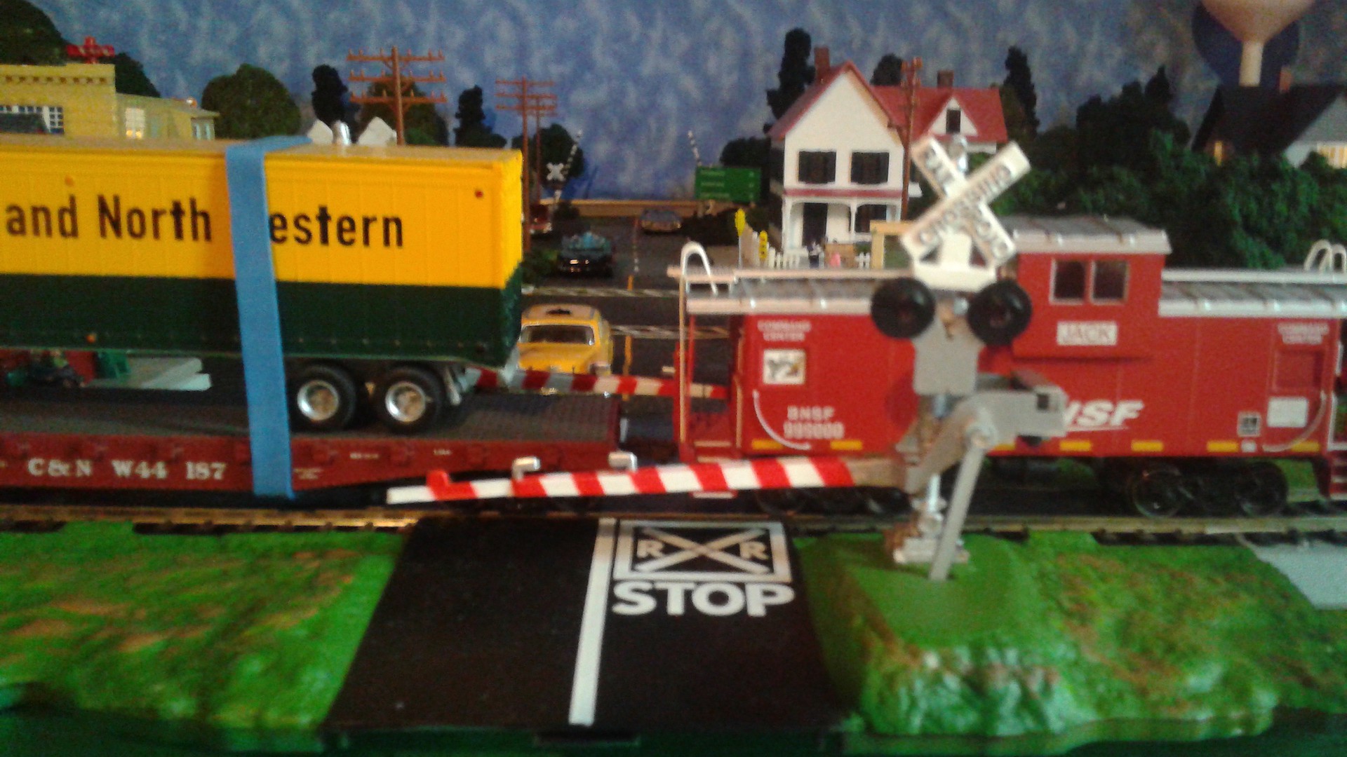 Dual Crossing Gate HO Scale Model Railroad Trackside Accessory