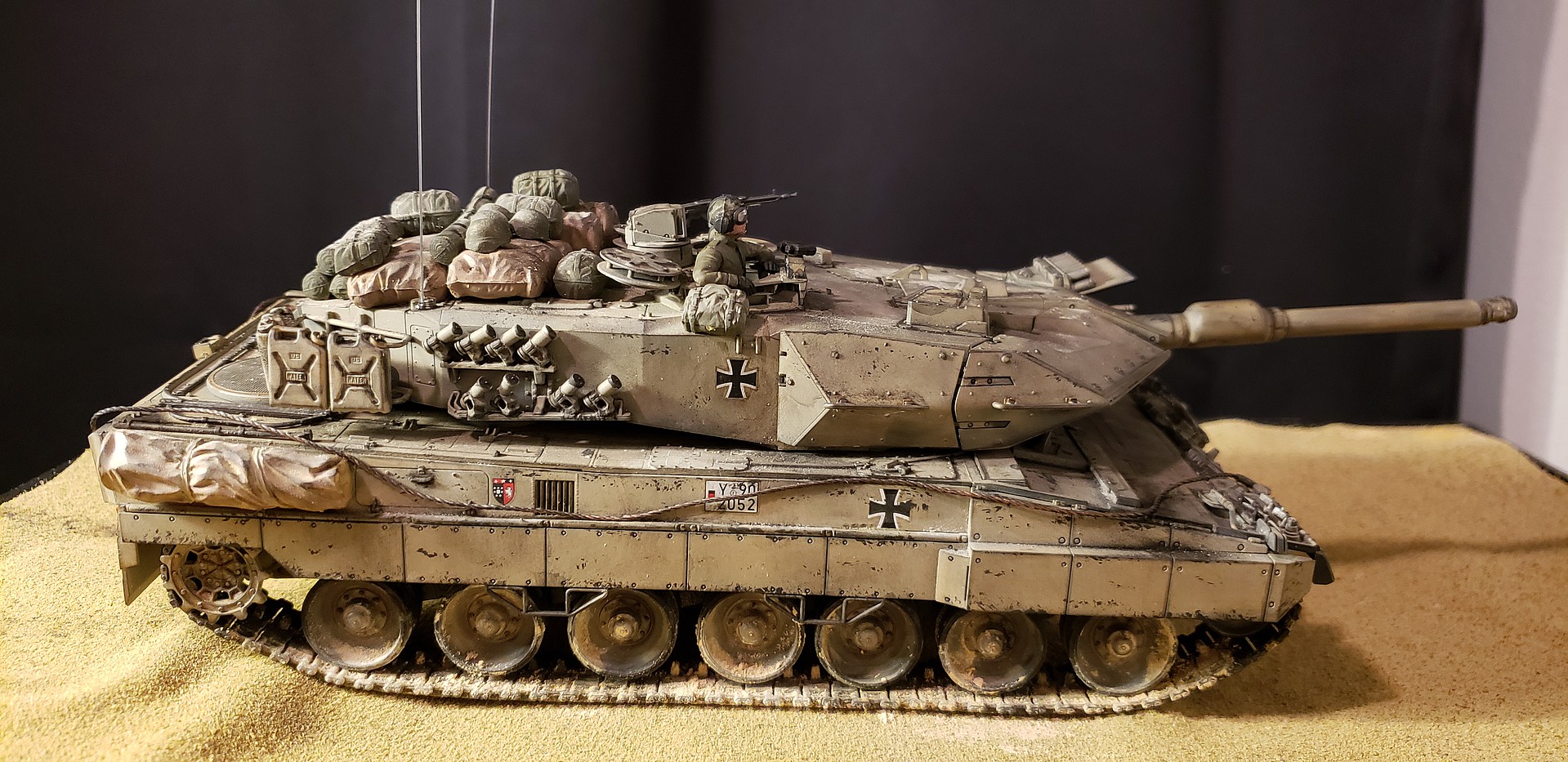 Leopard 2 A6 Main Battle Tank Plastic Model Military Vehicle Kit