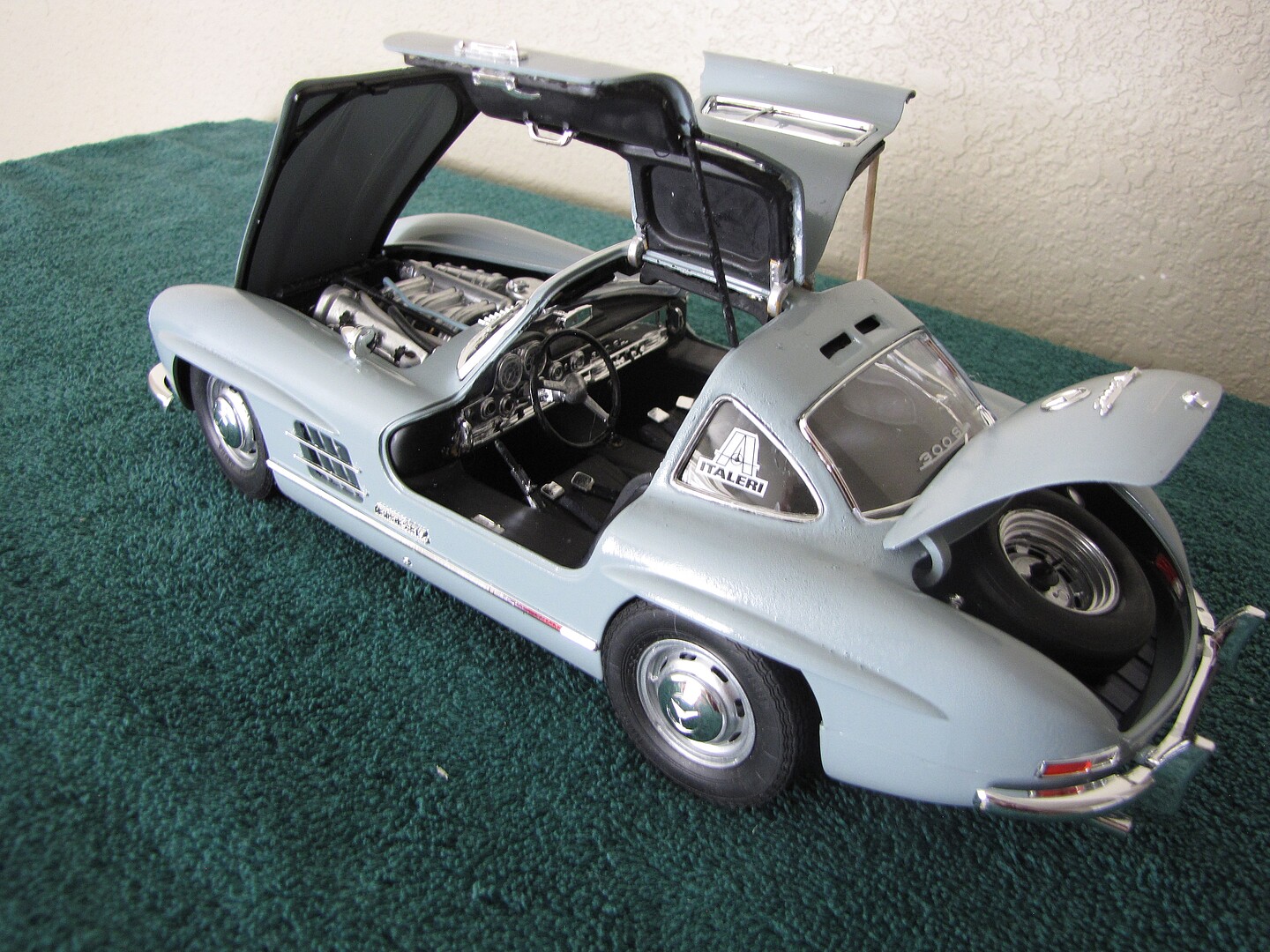 Mercedes Benz Sl Gullwing Plastic Model Car Kit Scale