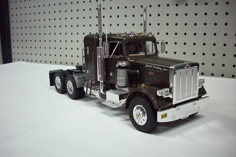 Peterbilt 359 Conventional -- Plastic Model Truck Kit -- 1 25 Scale 