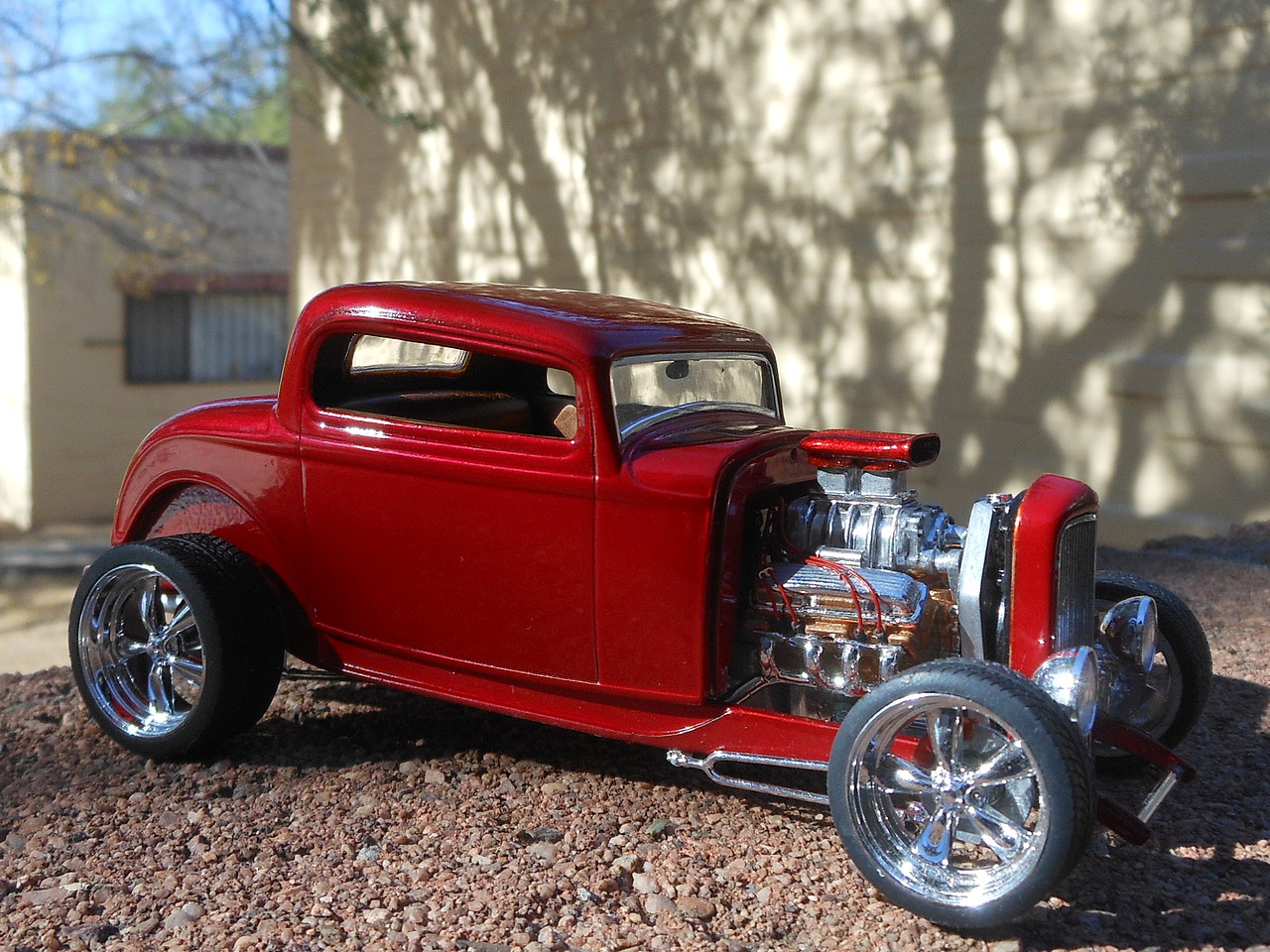 1932 Ford 5 Window Coupe Plastic Model Car Kit 1/25