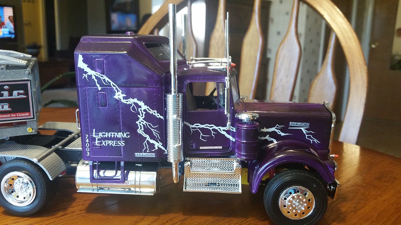 Revell-Monogram Kenworth W900 Plastic Model Truck Kit 1/25 Scale #851507