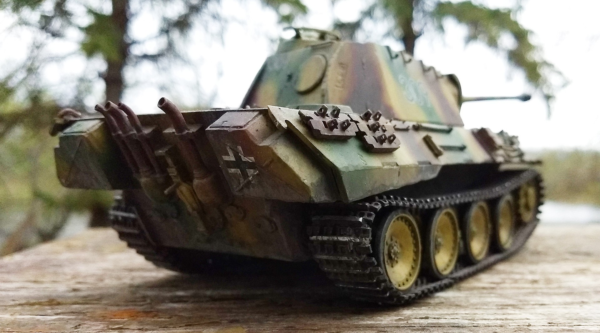 German Panther Medium Tank -- Plastic Model Military Vehicle Kit -- 1/