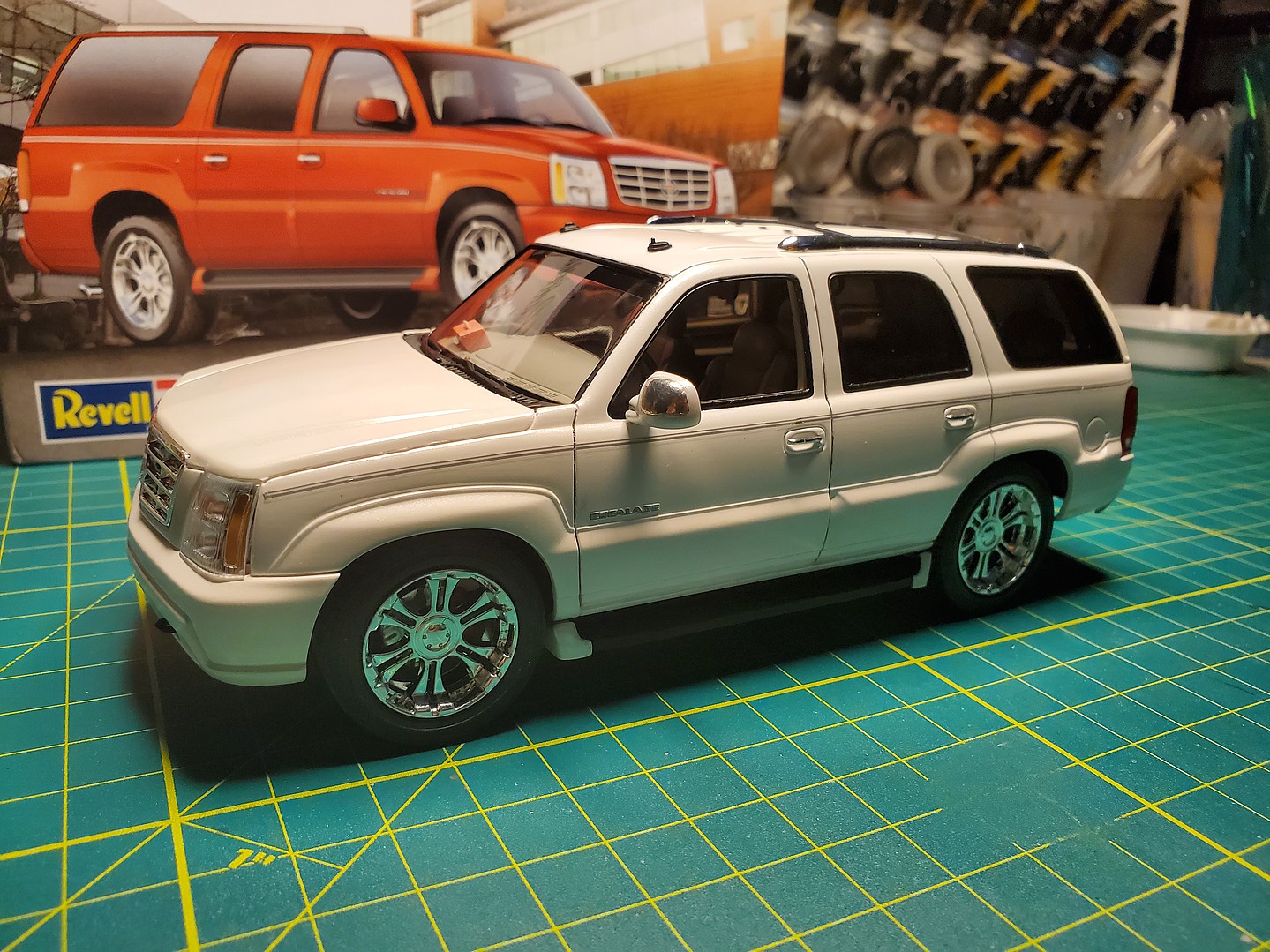 2003 Cadillac Escalade Plastic Model Vehicle Kit 1/25 Scale