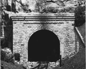AIM Single-Track Tunnel Portal (Cut Stone) HO Scale Model Railroad Scenery #110