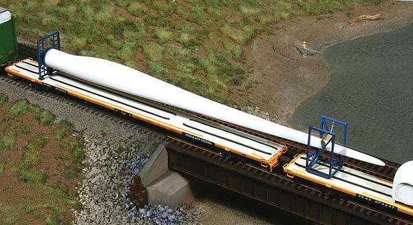 American-Models Wind Turbine Blade and Blocking Flatcar Load HO