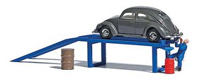 Busch Complete Miniature Scene Oil Change Ramp, VW Old Beetle, Barrels, Figure