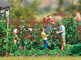 Busch Cucumber Harvest Action Set 2 Figures, 3 Cucumber Plants, Watering Can