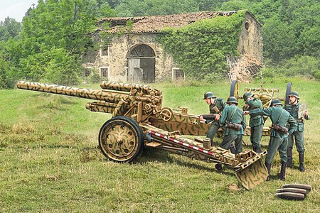 Italeri 15cm Field Howitzer/10.5cm Gun w/5 Crew Plastic Model Military Diorama 1/72 Scale #557082