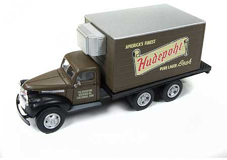 Classic-Metal-Works 1941-1946 Refrigerated Chevy Box Truck Hudepohl Beer HO Scale Model Railroad Vehicle #30506