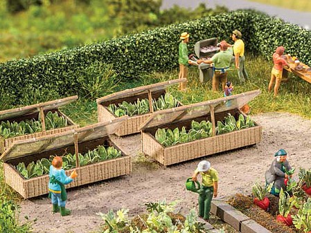 Noch Covered Raised Garden Beds with Lettuce - Deco Minis