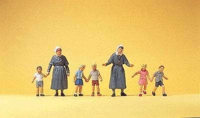 Preiser Protestant Sisters with Children (7) Model Railroad Figures HO Scale #10533