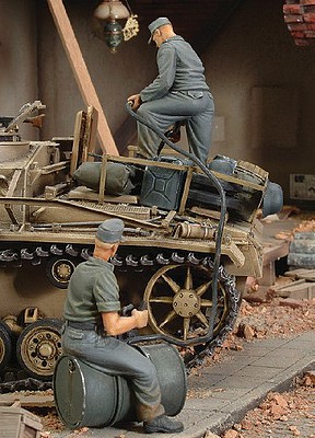 Royal-Model 1/35 WWII German Refueling Tank Crew (2) (Resin)