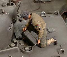Royal-Model WWII US Refueling Tank Crew Member Plastic Model Military Figure Kit 1/35 Scale #165