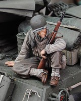 Royal-Model WWII US Infantry at Rest Sitting Plastic Model Military Figure Kit 1/35 Scale #659