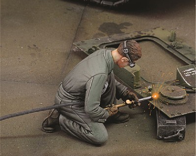 Royal-Model Man using Electric Welder Kneeling Plastic Model Military Figure Kit 1/35 Scale #684