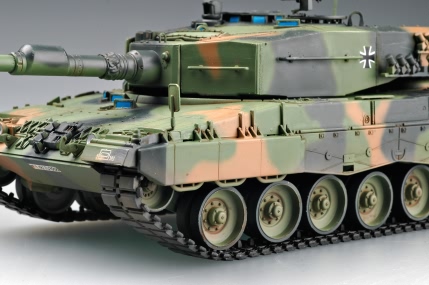 HobbyBoss German Leopard 2 A4 Tank Plastic Model Military Vehicle