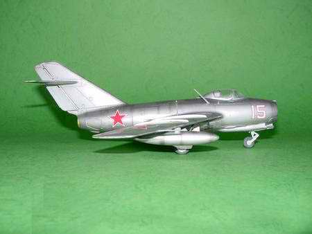 mig15-bis-fagot-b-fighter-aircraft-plastic-model-airplane-kit-1
